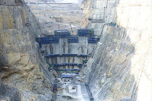 中国能建葛洲坝集团承建乌东德水电站大坝浇筑