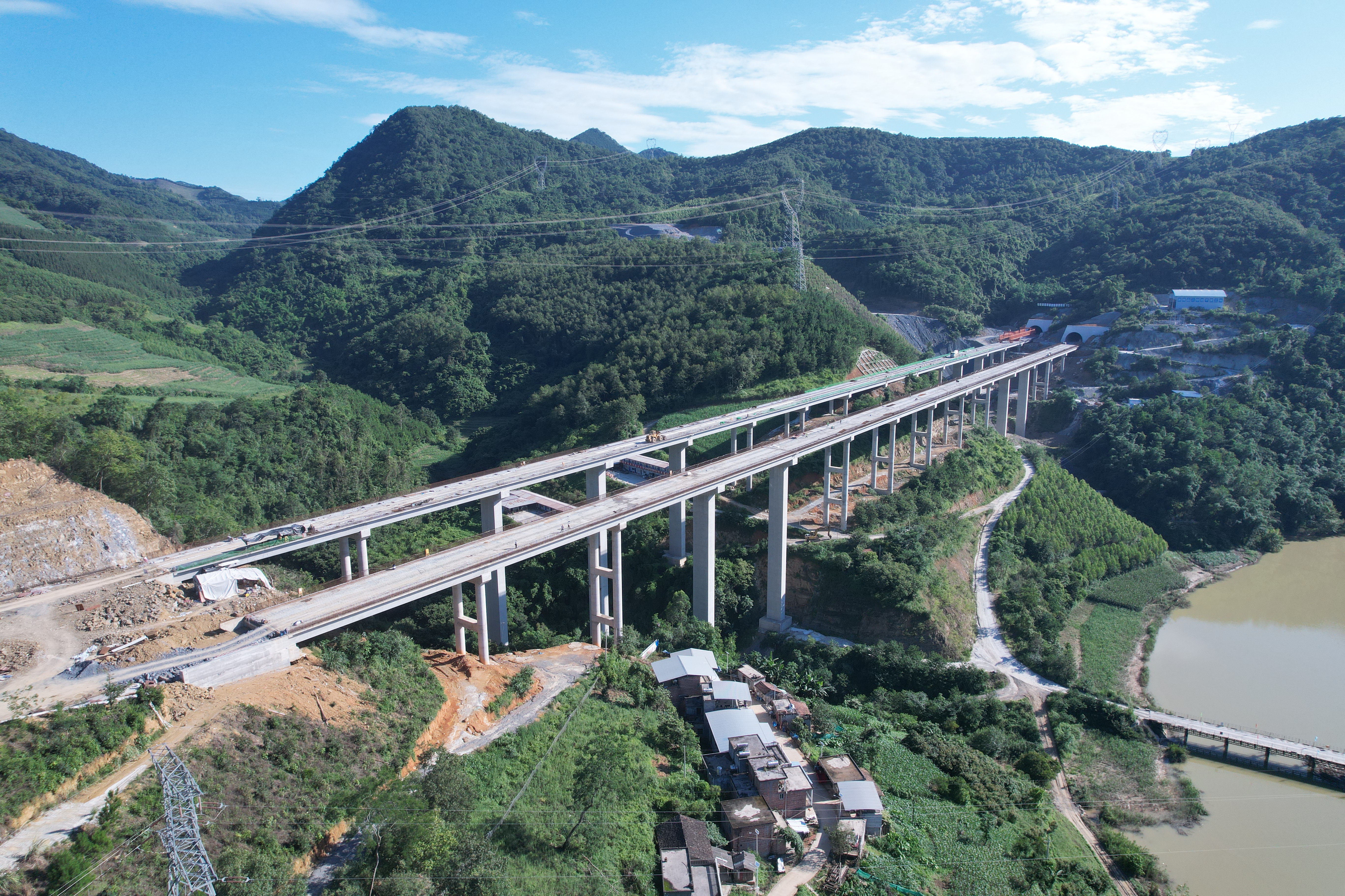 田西高速公路那读3号高架大桥架设完成