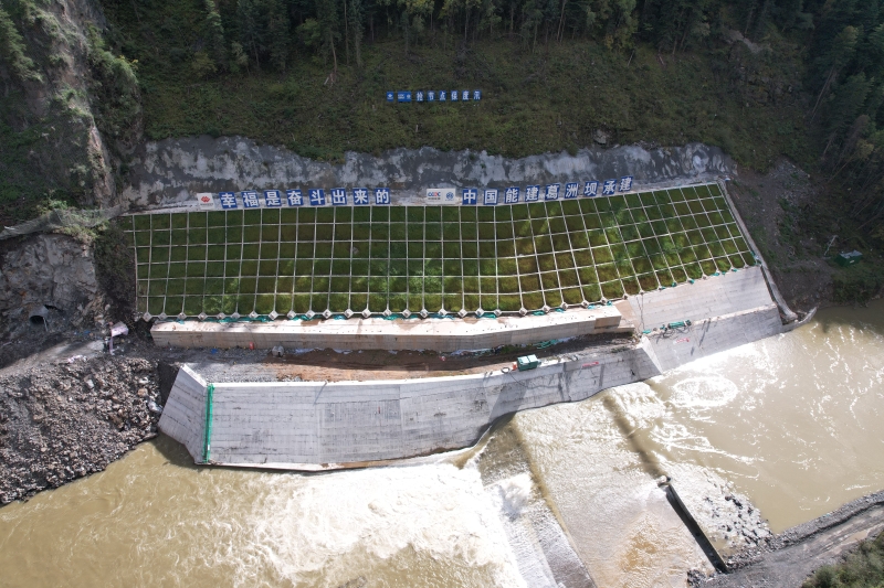 中国能建葛洲坝一公司承建的绰斯甲水电站首部枢纽工程大坝第二次成功