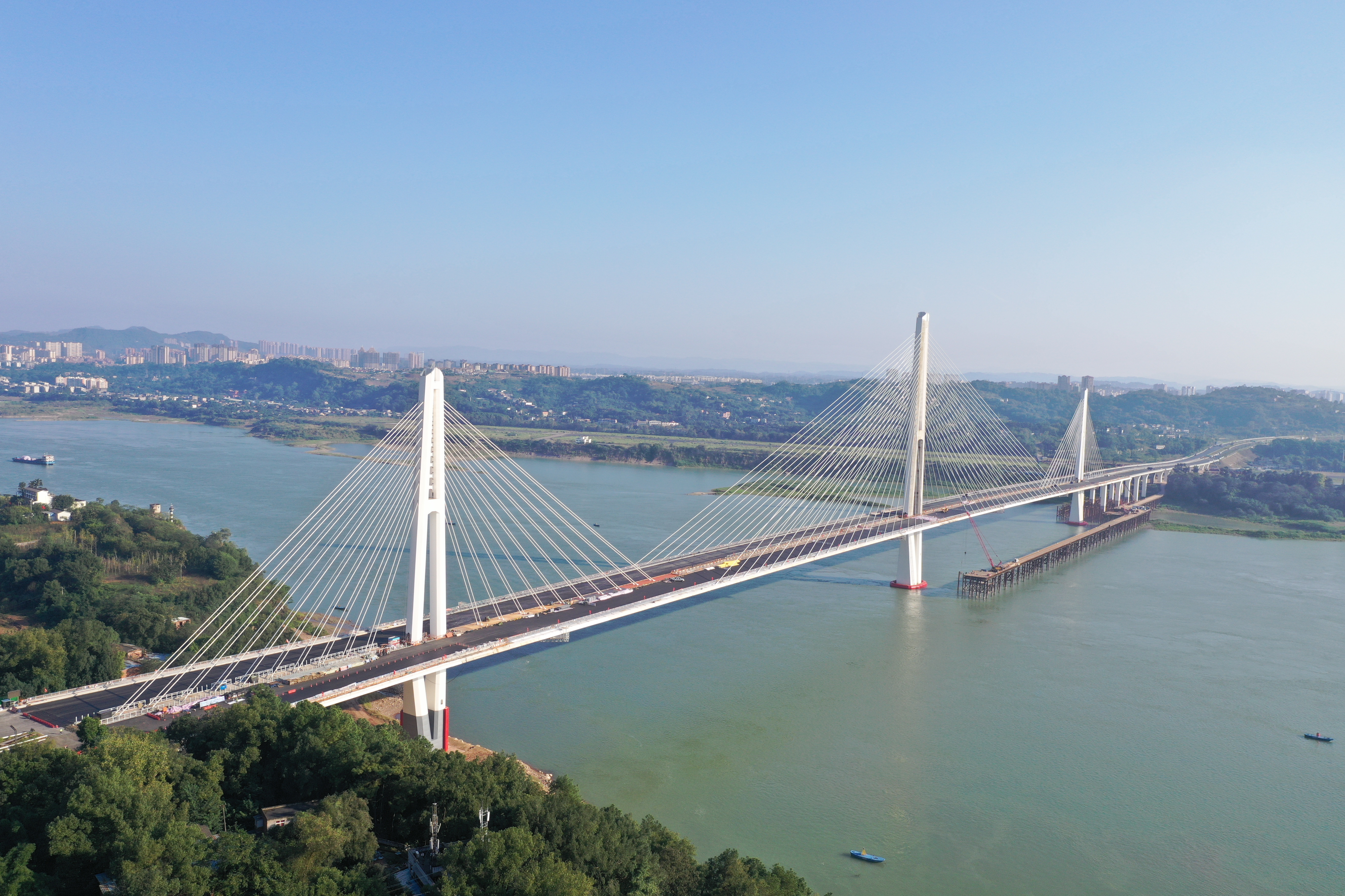 中国能建葛洲坝路桥公司承建的泸州长江六桥沥青摊铺完成