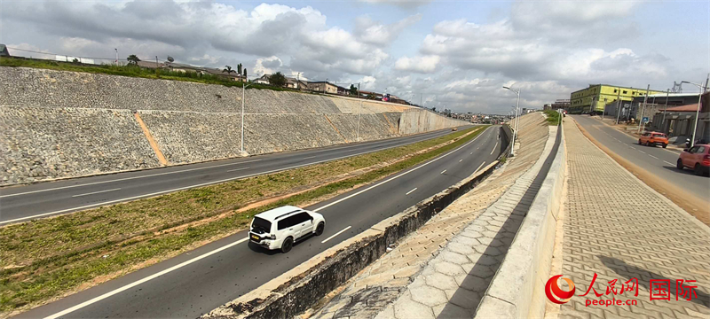 一辆汽车正在Y4公路上行驶  人民网记者黄培昭摄